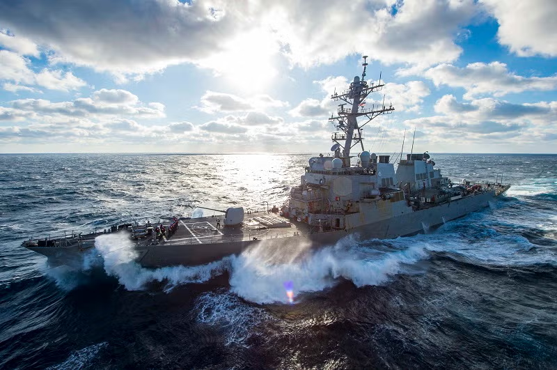 USS Mitscher DDG-57 underway at sea